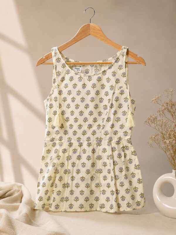 Off-white sleeveless peplum-style short kurta
